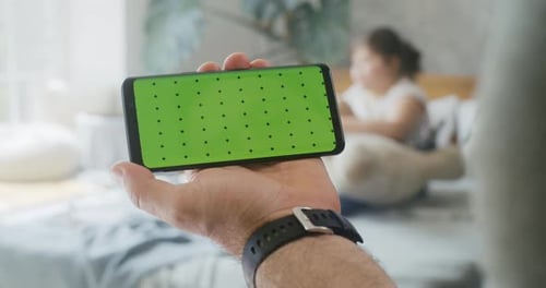 Mann benutzt ein Smartphone