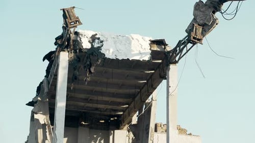 La destruction de la machine à grande portée a détruit la construction par un outil de démolition, bouleversement