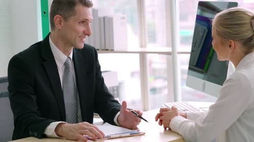 Arbeitssuchender im Vorstellungsgespräch mit dem Manager