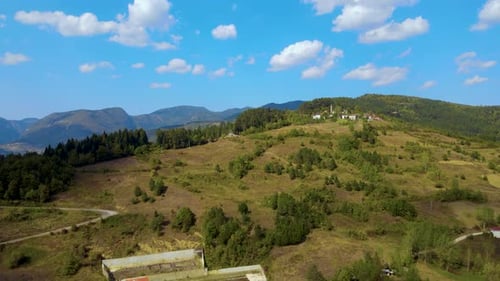 Montagnes verdoyantes escarpées, forêt profonde et route de montagne, belles maisons de vallée et de village
