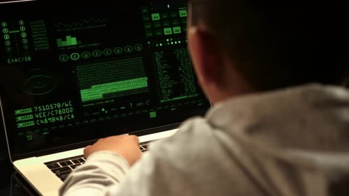 Junge hackt sich ins System