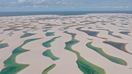 Retraites de Drone, révélant une énorme quantité de lagons, un paradis au Brésil