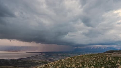 Regensturm bewegt sich über das Utah Valley mit dicken dunklen Wolken im Zeitraffer