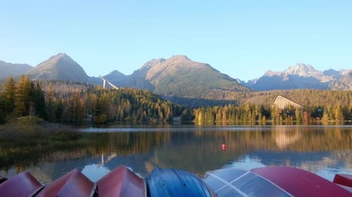 Pintoresca vista otoñal del lago Strbske Pleso en el Parque Nacional de los Altos Tatras