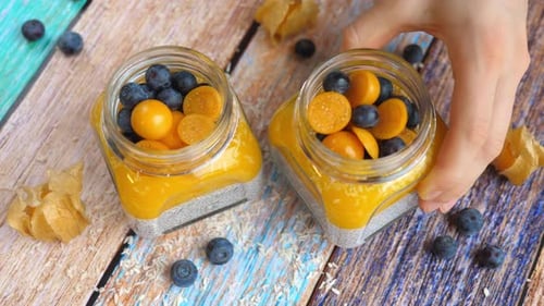Pudding végétalien aux graines de chia avec mangue, physalis et myrtille.