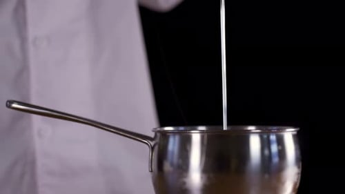 Transparente Creme wird in eine Metallpfanne gegossen