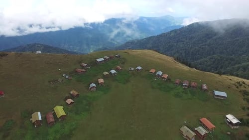Petites Maisons Du Plateau Dans La Prairie Au-dessus Du Sommet De La Colline