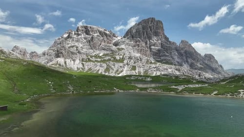 Hermosos lagos en las montañas Dolomitas