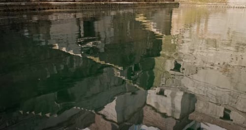 Stockage d'eau à l'intérieur du puits de Toorji Ka Jhalra Baoli, l'une des sources d'eau de Jodhpur, au Rajasthan