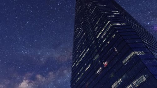 Rascacielos empresariales y galaxia de la Vía Láctea en el cielo