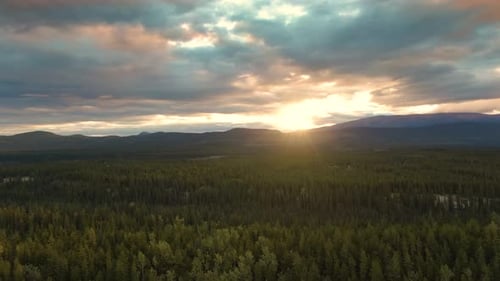 Vista do vale cênico cercado por montanhas ao pôr do sol