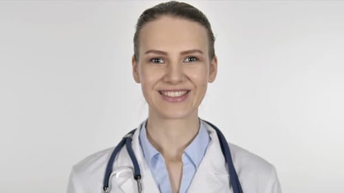Porträt einer lächelnden Ärztin auf weißem Hintergrund