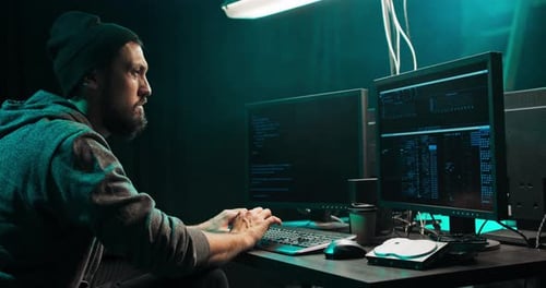 Hacker masculino usando teclado para digitar um malware perigoso no sistema bancário Hacker invade