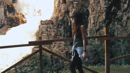 Touriste sportive en forme de jeune fille se promenant dans la grotte de Devetashka, Lovech, Bulgarie