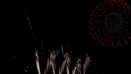 Un magnifique feu d'artifice continu étincelant