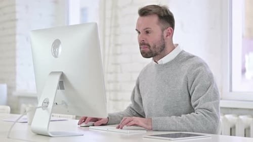 Verärgert wütender kreativer Mann, der