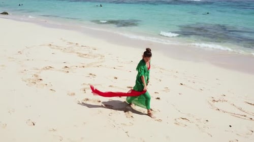 2.7K Fille dansant sur la plage