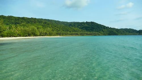 Wunderschöner tropischer Strand, Meer, Meer mit blauem Himmel und weißer Wolke