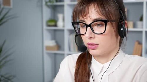 Retrato de una amable operadora de atención al cliente con auriculares.