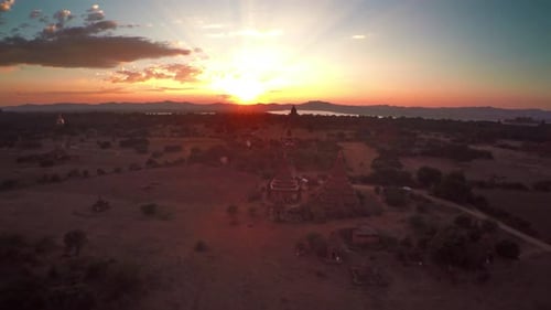 Survol des temples de Bagan au coucher du soleil