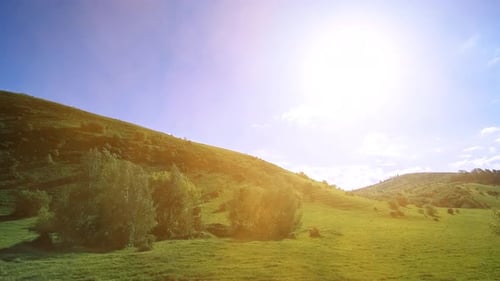 Mountain Meadow Zeitraffer im Sommer. Bewegung von Wolken, Bäumen, grünem Gras und Sonnenstrahlen.