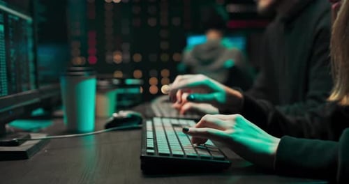 Equipe de hackers de meninos e meninas organiza ataque avançado de vírus em servidores Corporativo em que trabalham