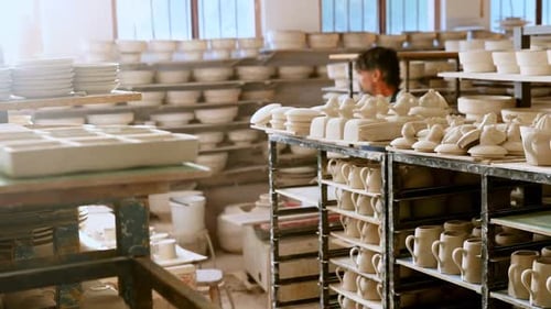 Potier mâle vérifiant la poterie 4K