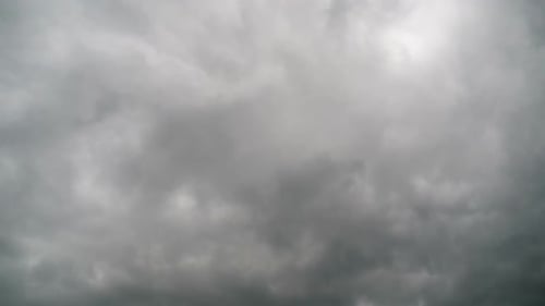 Wolken bewegen sich sanft im blauen Himmel. Zeitraffer