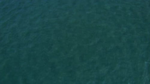4K-Luftaufnahme der Drohnenbewegung auf wunderschönem Meer. Flug über den Ozean, offenes Meer. Dynamische Luftaufnahme.