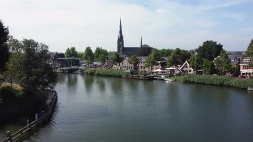 City Weesp en Hollande survolant la rivière Vecht en direction de l'église