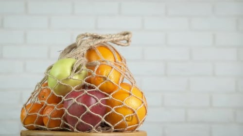 Bolsa de compras sin plástico con frutas