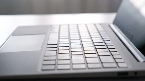 Freelancer Man abre laptop para continuar trabalhando no projeto