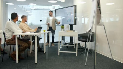 Mitarbeiterberichte über Verkaufsergebnisse Gespräch mit Mitarbeitern in der Vorstandsetage über den digitalen Bildschirm