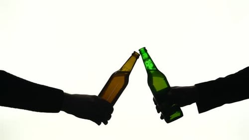 Deux bouteilles dans des mains différentes cliquetis, Silhouette fond blanc