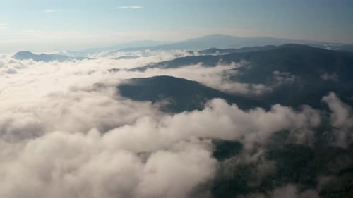 Drohnenflug über tiefe Wolken und Morgennebel