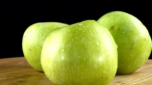 Apple auf schwarzem Hintergrund