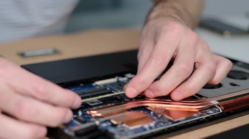 Unerkennbarer Ingenieur holt den RAM heraus