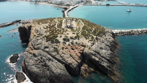 Vue aérienne de Portara à Naxos en Grèce.