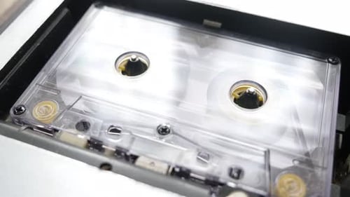 Cassette transparente dans un casettophone, gros plan 4K 2160p, 30 images par seconde, vidéo UltraHD - Rotation de la bande audio