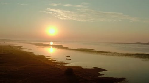 Drohnenansicht aus der Luft, Drohne fliegt langsam vorwärts in Richtung, Boot bei Sonnenaufgang, Morgenfischen auf einem