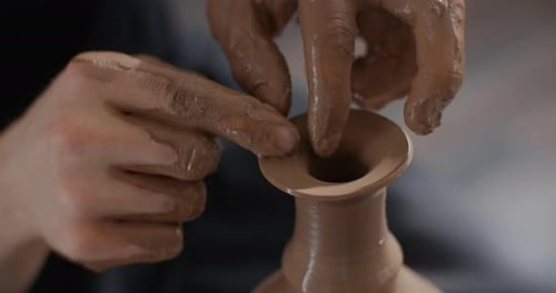 Potter fabrique un cou de cruche au Ralenti sur un volant de potier Vidéo de l'atelier de poterie Potter