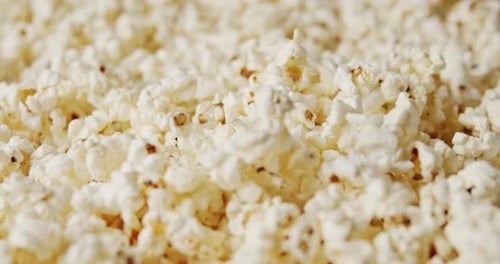 Popcorn délicieux sur fond rotatif