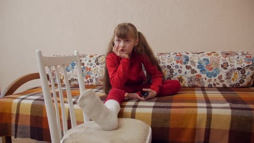 Menina com a perna quebrada