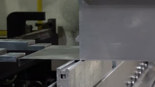 CNC-Biegemaschine Die Maschine biegt das Metallteil