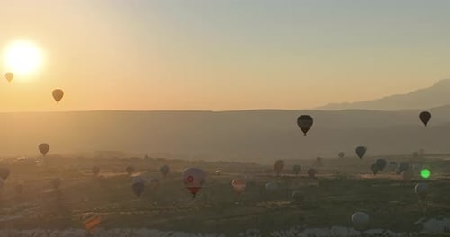 Drohnenansicht eines bunten Heißluftballons, der über Kappadokien fliegt