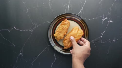Pflücken Sie ein Fischfilet von Hand auf Teller c