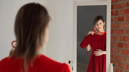 mulher vestindo um vestido perto do espelho para as férias de verão