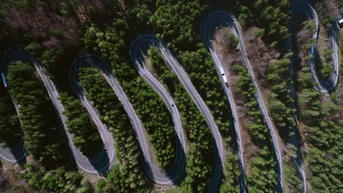 Hairpin Turn Road Of Bratocea Pass nas montanhas de Ciucas, na Romênia. rastreamento de tiro