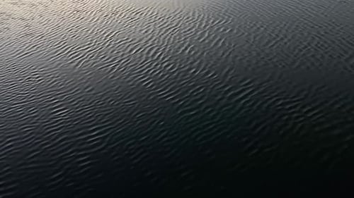 Starke Wasserwelle auf dem See