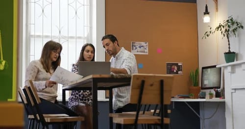 Professionnels créatifs de la génération Y travaillant dans un bureau de création